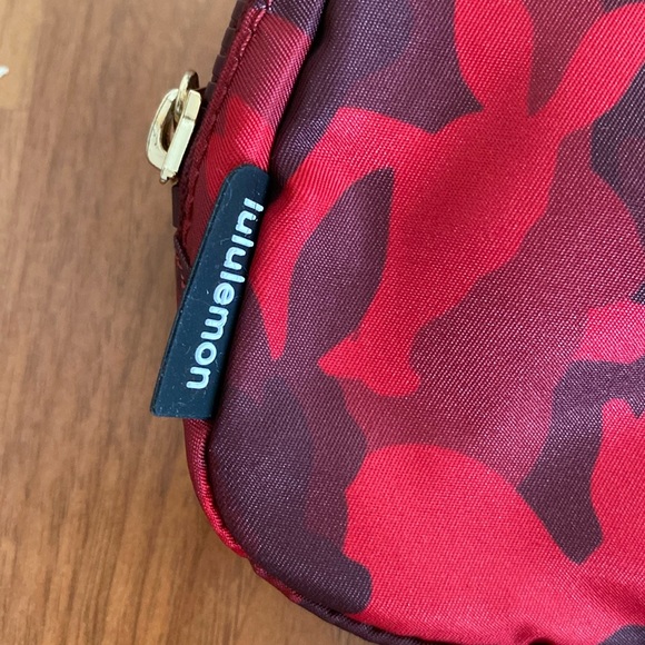 ❤️ Lululemon Lunar New Year Exclusive Everywhere Belt Bag Rabbit Red Gold NWT - Picture 2 of 10